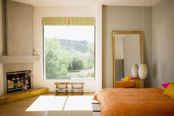 Un miroir dans une chambre, caché de la fenêtre