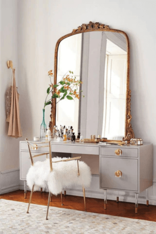 Un vieux miroir placé sur une coiffeuse