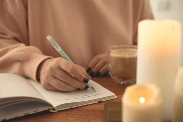 Une femme écrit dans un carnet