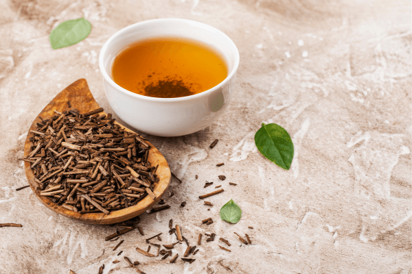 Une tasse de thé hojicha