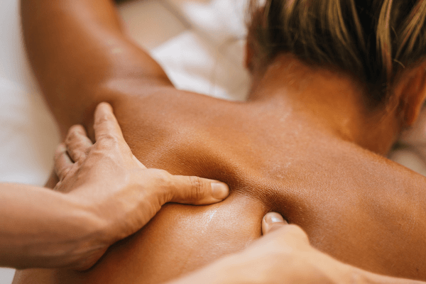 Une femme se fait masser le dos