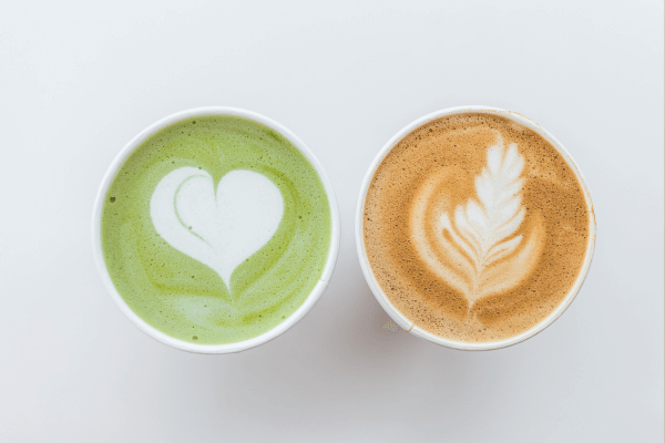 Une tasse de matcha et une tasse de café