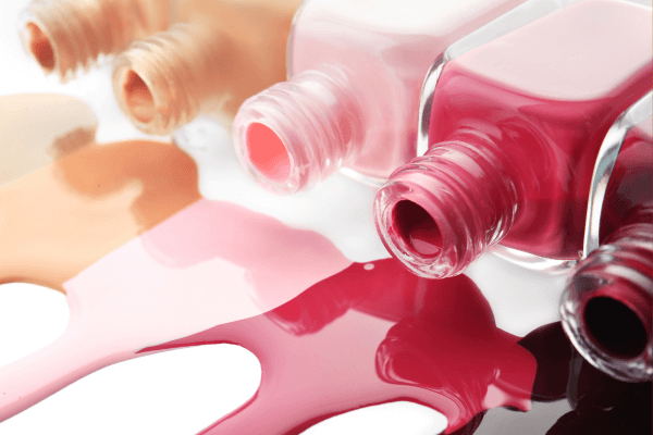 Des flacons de vernis renversés
