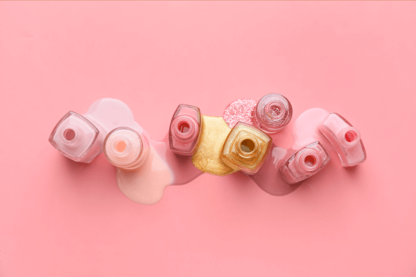 Flacons de vernis ouverts avec du vernis coulant sur le sol