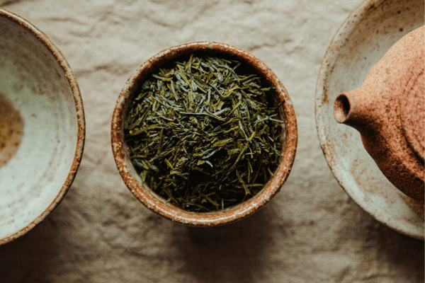 Petit pot avec du thé Sencha