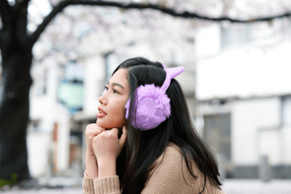 Une jeune femme avec un cache oreille violet