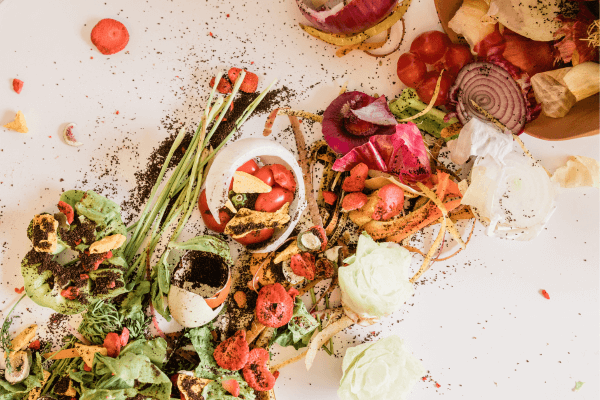 Una variété d'épluchures de légumes