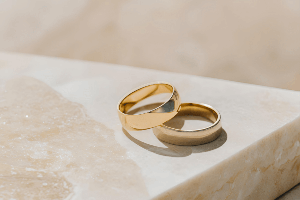 Signification d'une bague avec anneaux entrelacés