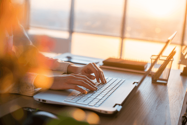 Une femme tape sur son clavier d'ordinateur