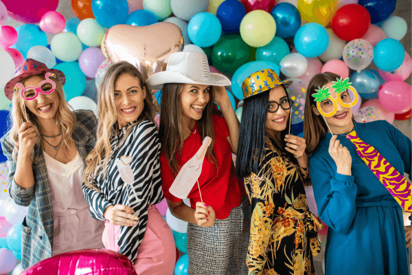 Des femmes se prennent en photo avec un photobooth