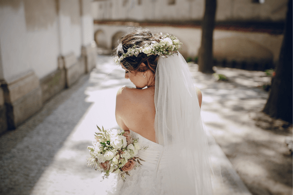 Une jeune mariée de dos