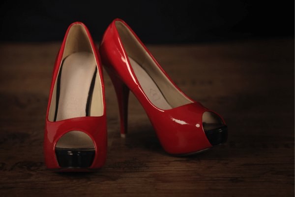 Une paire d'escarpins rouges