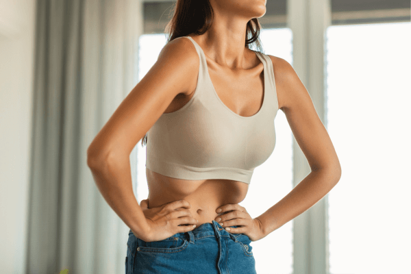 Une femme réalise un stomach vacuum