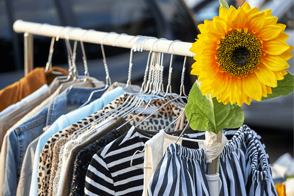 Vêtements sur un porte-vêtements sur un marché