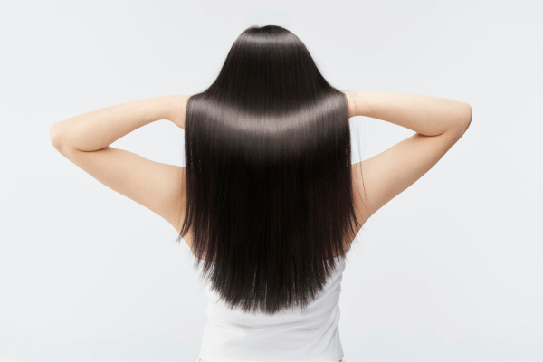 Une femme montre ses cheveux soyeux