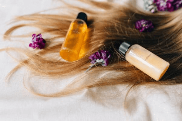 Des bouteilles de soin sur des cheveux