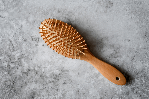 Une brosse à cheveux en bois