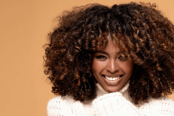 Une femme aux cheveux afro