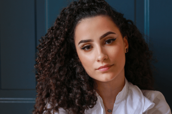 Une femme aux cheveux bouclés