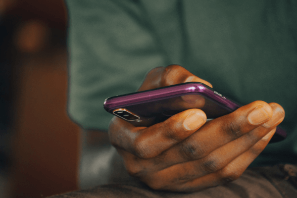 Une femme utilise un téléphone