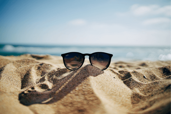 Lunettes photochromiques sur le sable