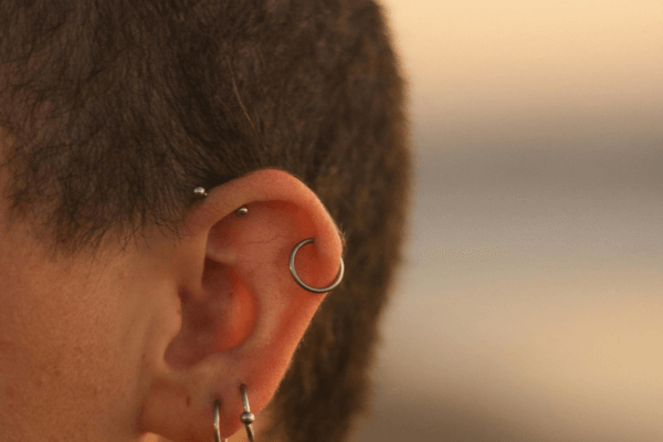 Piercing conch à l'oreille