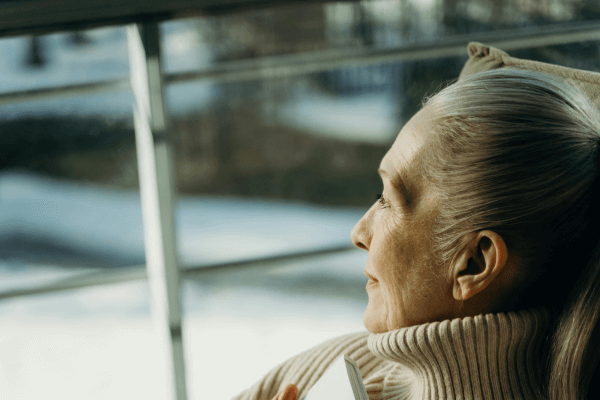Une femme âgée qui regarde au loin