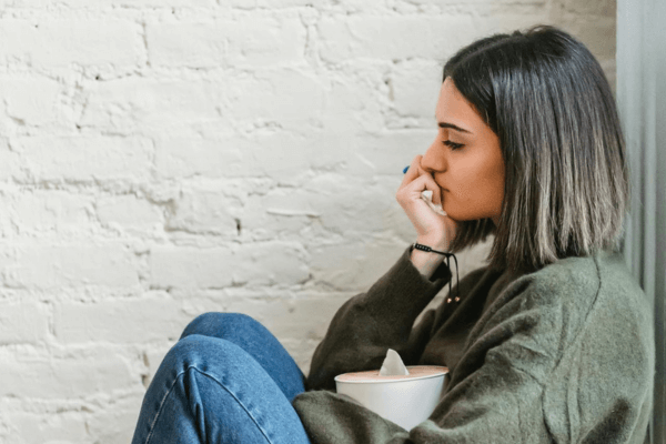 Une femme seule triste