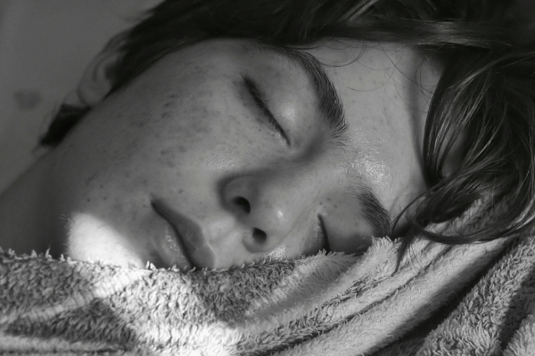 Une personne dort, photo noir et blanc