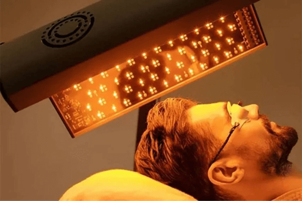Un homme utilise de la luminothérapie pour ses cheveux