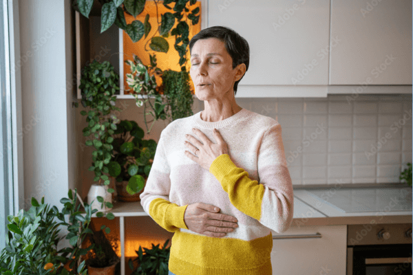 Une femme réalise un exercice de respiration