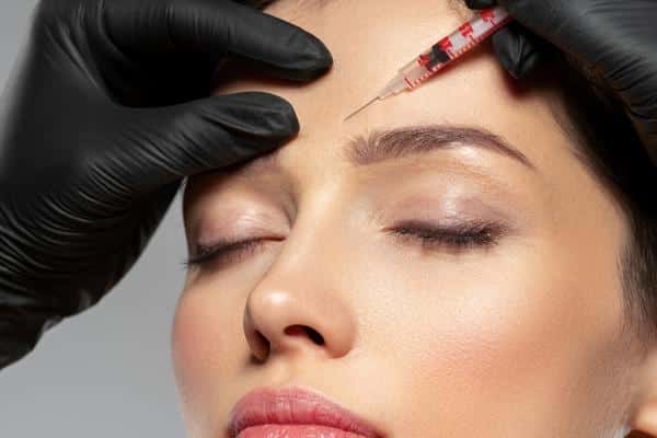 Masque LED vs Botox : lequel choisir pour effacer ses rides en 2025 ?