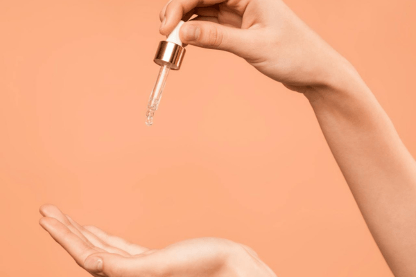 Ectoïne : c’est quoi, et pourquoi votre peau pourrait en avoir besoin ?