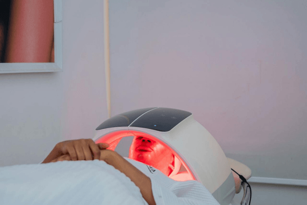 Luminothérapie cheveux : mon avis après analyse des preuves (et de ce qui ne marche pas)