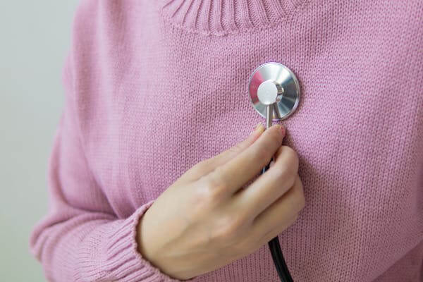 Symptômes d’une crise cardiaque chez la femme : ce que votre corps essaie de vous dire