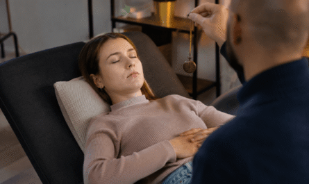 Une personne en hypnothérapie pour soigner sa dermatillomanie