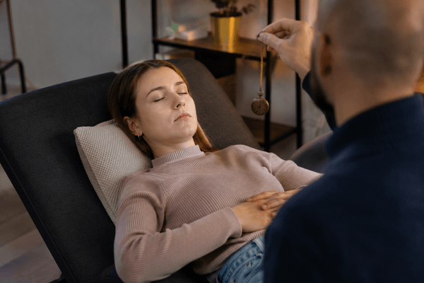 Dermatillomanie : l’hypnose peut-elle vraiment aider à arrêter de se gratter ?