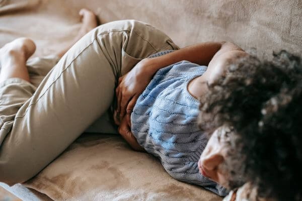 Douleurs menstruelles sans règles : ce que votre corps essaie de vous dire
