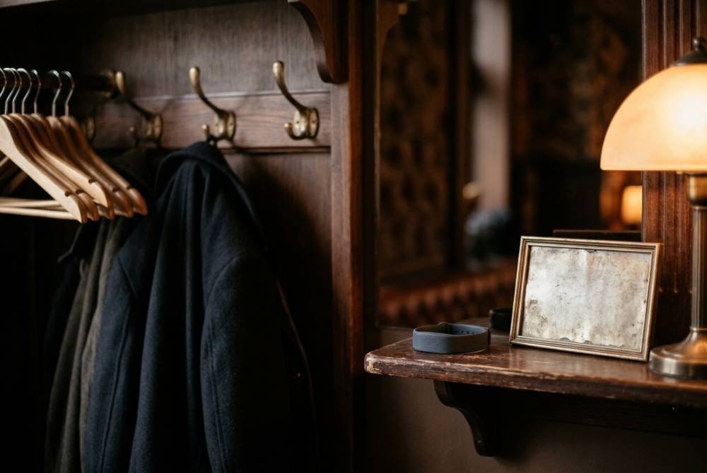 Vestiaire d'accueil discret d'un club privé avec signalétique de consentement